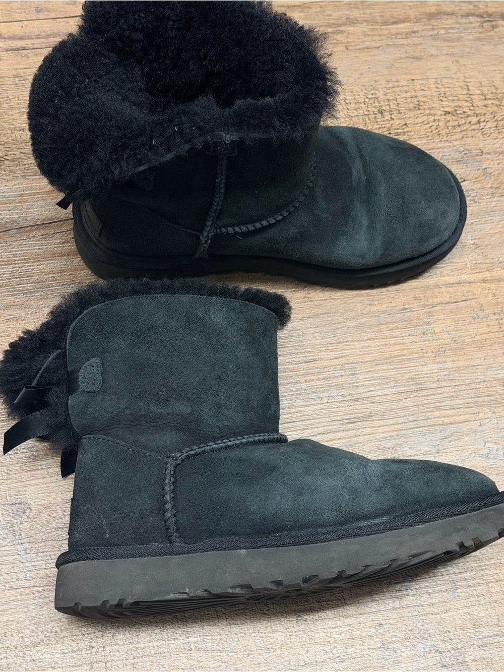 UGG women’s Short Black Suede Shearling Boots with bows size 6